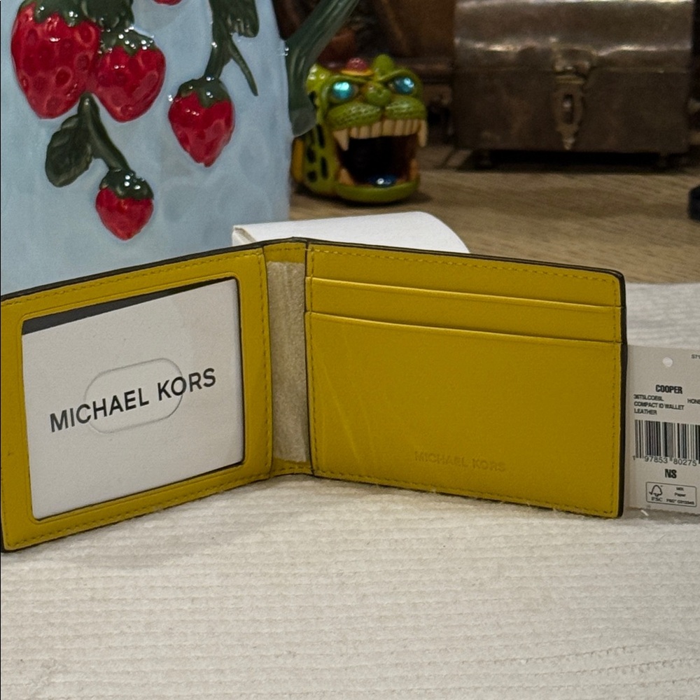 MICHAEL KORS MENS
Cooper Pebbled Leather Wallet - Picture 15 of 16